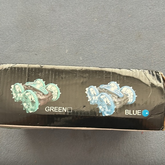 Remote control- amphibious stunt vehicle— - Picture 4 of 5